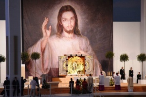jezus miłosierny w ołtarzu na campus misericordiae